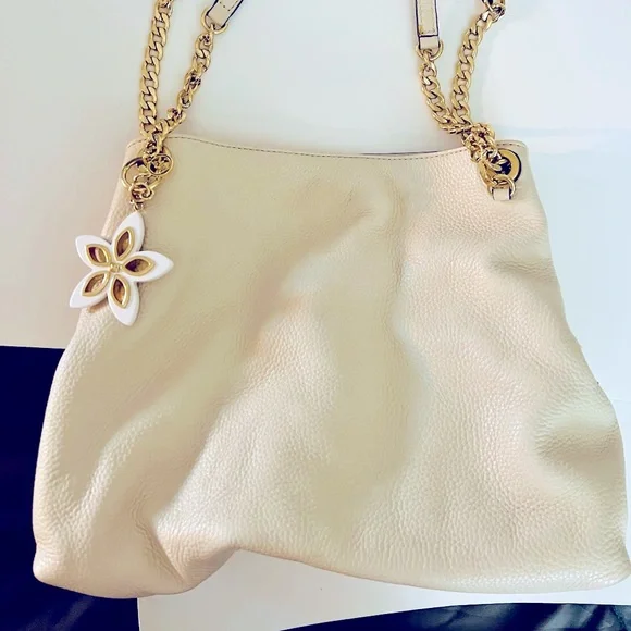 Elegant Cream Leather Shoulder Bag - Picture 1 of 7